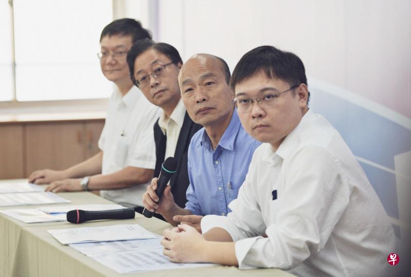 张善政(左二)昨晚证实,韩国瑜(左三)找他搭档参加明年台湾总统大选。(黄顺杰摄) 张善政(左二)昨晚证实,韩国瑜(左三)找他搭档参加明年台湾总统大选。(黄顺杰摄)