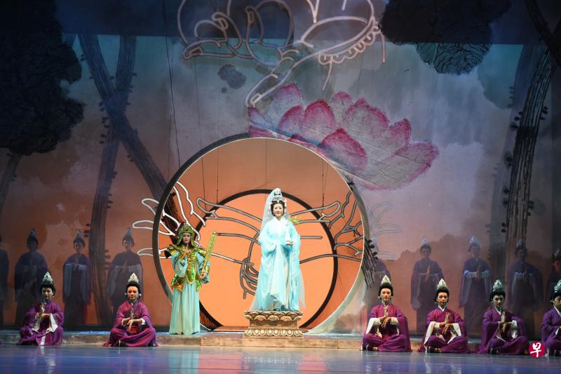 舟山小百花越剧团原创大型越剧《观世音》在滨海艺术中心剧院全球首演。(受访者提供) 舟山小百花越剧团原创大型越剧《观世音》在滨海艺术中心剧院全球首演。(受访者提供)