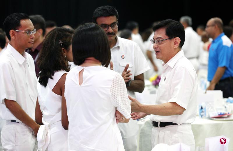 副总理兼财政部长、人民行动党第一助理秘书长王瑞杰(右)在行动党大会场边与党员交流。(林泽锐摄) 副总理兼财政部长、人民行动党第一助理秘书长王瑞杰(右)在行动党大会场边与党员交流。(林泽锐摄)