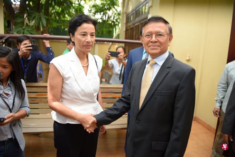 法国大使阮宾伊娃(左)和柬埔寨反对派领袖根索卡周一会面。(法新社) 法国大使阮宾伊娃(左)和柬埔寨反对派领袖根索卡周一会面。(法新社)