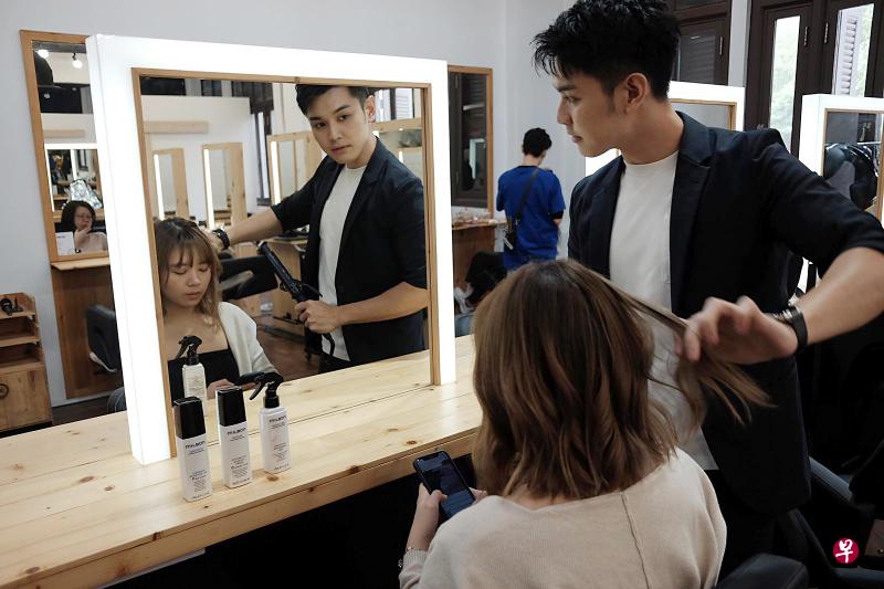 黄星元三年连开两间发廊。 ( 受访者提供) 黄星元三年连开两间发廊。 ( 受访者提供)