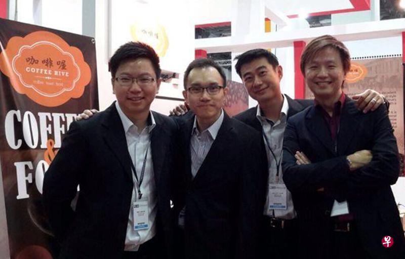 初级学院好友林猷焕(左起)、黄威亮、陈光前与陈烈文在他们合资开设的本地小吃店咖啡喔门前合影。(受访者提供) 初级学院好友林猷焕(左起)、黄威亮、陈光前与陈烈文在他们合资开设的本地小吃店咖啡喔门前合影。(受访者提供)