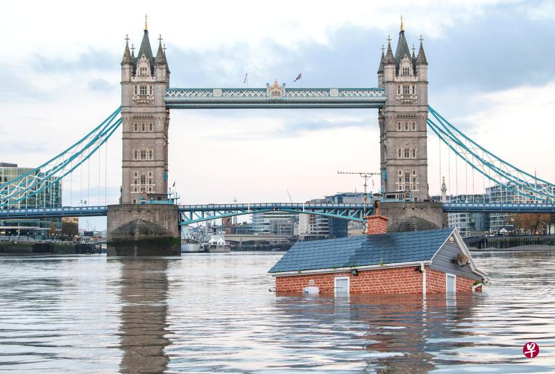 “反抗灭绝”把一幢巨大房屋模型放到泰晤士河上漂流,向政府抗议。(路透社) “反抗灭绝”把一幢巨大房屋模型放到泰晤士河上漂流,向政府抗议。(路透社)