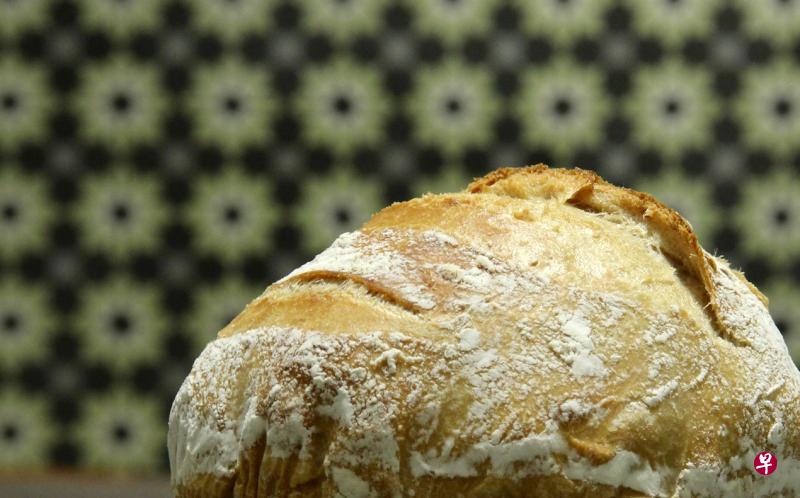 出炉的酸种面包。(作者提供) 出炉的酸种面包。(作者提供)