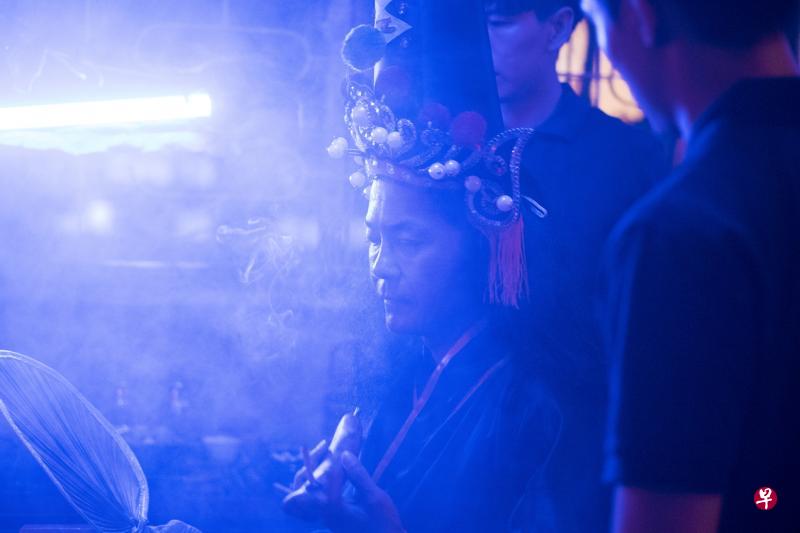 王昱清在《影匿人生》的角色破格,白天是德士司机,晚上则当乩童。(HBO Asia提供) 王昱清在《影匿人生》的角色破格,白天是德士司机,晚上则当乩童。(HBO Asia提供)