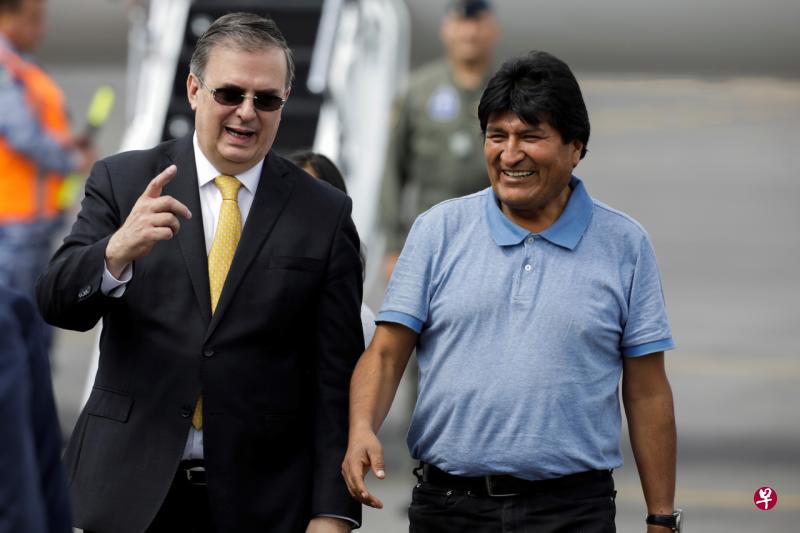 莫拉莱斯(右)12日上午与搭乘飞机抵达墨西哥城国际机场,墨西哥外长埃布拉德(左)等官员在机场迎接。(路透社) 莫拉莱斯(右)12日上午与搭乘飞机抵达墨西哥城国际机场,墨西哥外长埃布拉德(左)等官员在机场迎接。(路透社)