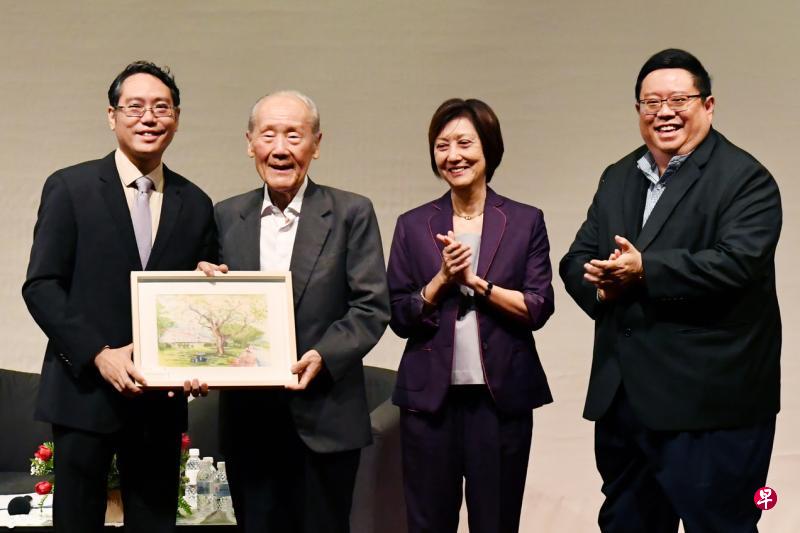 华中彭俊豪校长(左)赠送纪念品给主题演讲嘉宾王赓武,右为华中董事部李德龙董事长与陈嘉庚孙女陈佩仪。(华中提供) 华中彭俊豪校长(左)赠送纪念品给主题演讲嘉宾王赓武,右为华中董事部李德龙董事长与陈嘉庚孙女陈佩仪。(华中提供)