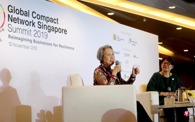 何晶(左)在新达城国际会议与展览中心举行的峰会上,与主办方全球契约新加坡网络主席吴瑞真进行长约34分钟的对谈,并回答与会者关于企业投资、可持续发展与区域合作的问题。(严宣融摄) 何晶(左)在新达城国际会议与展览中心举行的峰会上,与主办方全球契约新加坡网络主席吴瑞真进行长约34分钟的对谈,并回答与会者关于企业投资、可持续发展与区域合作的问题。(严宣融摄)