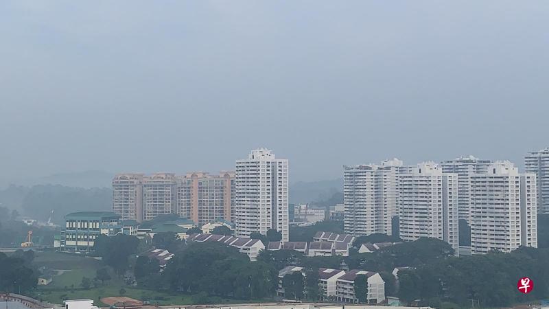 我国今早的24小时空气污染指数(PSI)逼近100点的不健康水平,部分地区的一小时悬浮颗粒PM2.5浓度处于偏高水平。(读者提供) 我国今早的24小时空气污染指数(PSI)逼近100点的不健康水平,部分地区的一小时悬浮颗粒PM2.5浓度处于偏高水平。(读者提供)