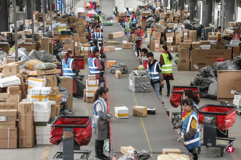 绿色和平等组织的报告指出,中国2018年快递包装材料消耗量达941万吨,其中约99%的快递塑料包装未被回收。图为贵州顺丰速运王宽分拨中心的工作人员昨天在分拣快递。(中新社) 绿色和平等组织的报告指出,中国2018年快递包装材料消耗量达941万吨,其中约99%的快递塑料包装未被回收。图为贵州顺丰速运王宽分拨中心的工作人员昨天在分拣快递。(中新社)