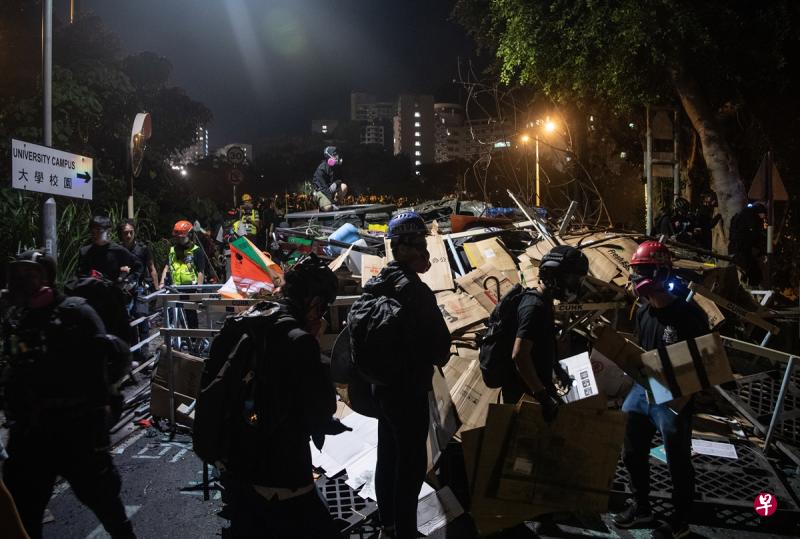 11月13日清晨开始,大批示威者继续于中文大学二号桥集结,期间有人以大量杂物堵塞桥下的吐露港公路,附近道路亦有杂物被纵火,现场交通瘫痪。(中通社) 11月13日清晨开始,大批示威者继续于中文大学二号桥集结,期间有人以大量杂物堵塞桥下的吐露港公路,附近道路亦有杂物被纵火,现场交通瘫痪。(中通社)