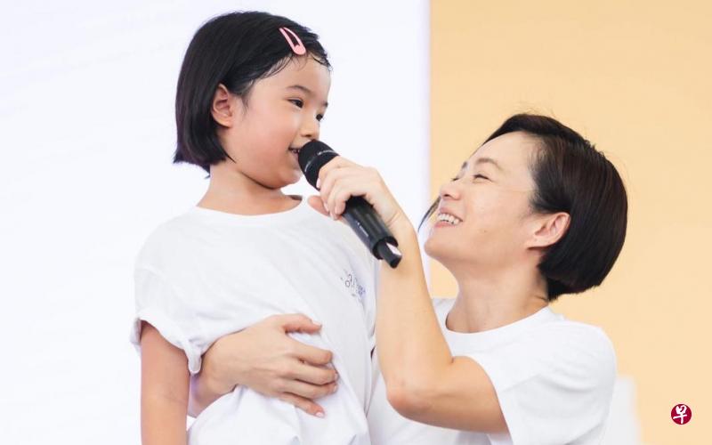 影后杨雁雁为制止儿童性侵活动拍了4个中英文视频,其中一个与爱女纹纹(马颂纹)一起拍。(截自面簿) 影后杨雁雁为制止儿童性侵活动拍了4个中英文视频,其中一个与爱女纹纹(马颂纹)一起拍。(截自面簿)