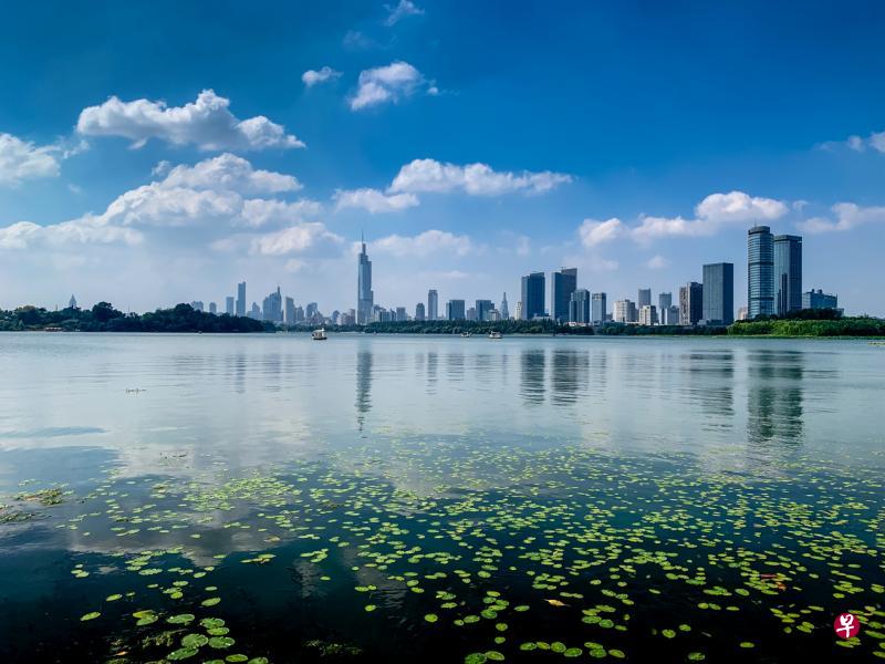 一汪清水,城市的眼睛立刻活现了起来。(毕强摄) 一汪清水,城市的眼睛立刻活现了起来。(毕强摄)