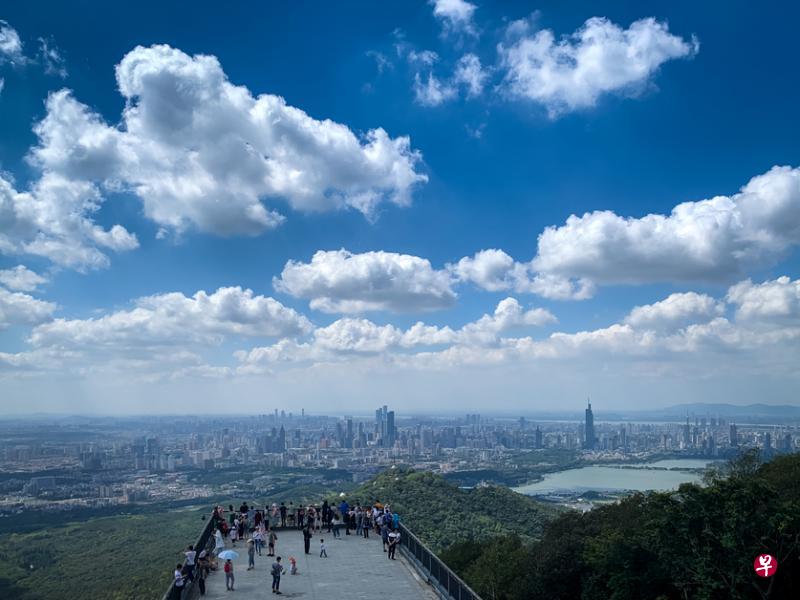 从紫金山鸟瞰南京城。 从紫金山鸟瞰南京城。