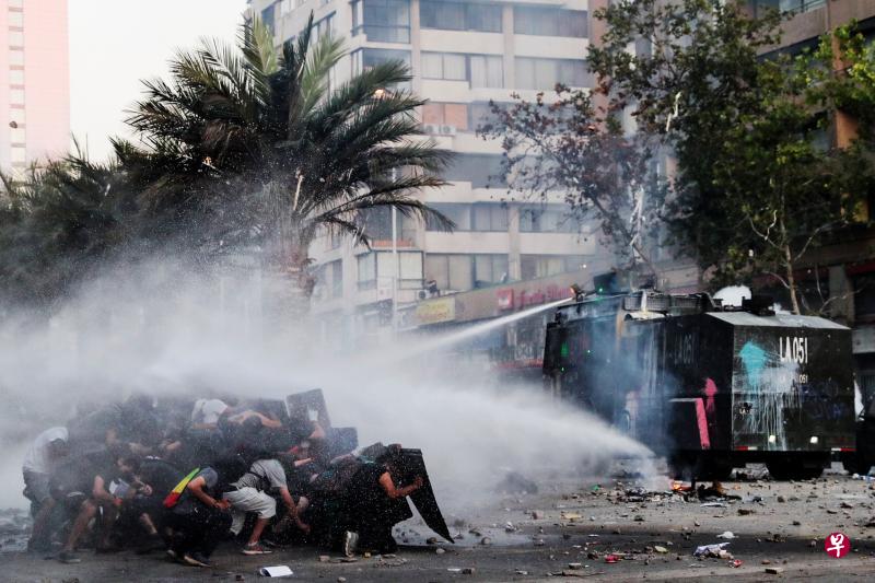 智利全国各地在周二经历了一天的抗议活动,部分暴乱演变成抢劫和纵火袭击。在首都圣地亚哥的暴乱情况严重,报道形容该市多片地带似乎都被“舍弃给了”抗议者。(路透社) 智利全国各地在周二经历了一天的抗议活动,部分暴乱演变成抢劫和纵火袭击。在首都圣地亚哥的暴乱情况严重,报道形容该市多片地带似乎都被“舍弃给了”抗议者。(路透社)