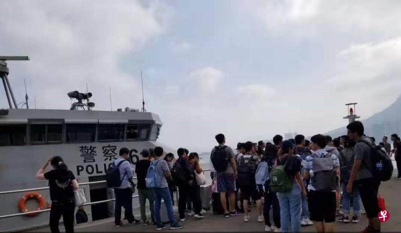 网上流传的照片显示,被困在香港中文大学附近的大陆学生与教职员,昨早在香港水警护送下离港。(互联网) 网上流传的照片显示,被困在香港中文大学附近的大陆学生与教职员,昨早在香港水警护送下离港。(互联网)
