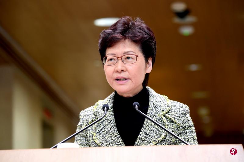 香港律政司长郑若骅伦敦遇袭跌倒,特首林郑月娥强烈谴责。图为林郑月娥12日在香港举行新闻发布会。(新华社档案照) 香港律政司长郑若骅伦敦遇袭跌倒,特首林郑月娥强烈谴责。图为林郑月娥12日在香港举行新闻发布会。(新华社档案照)