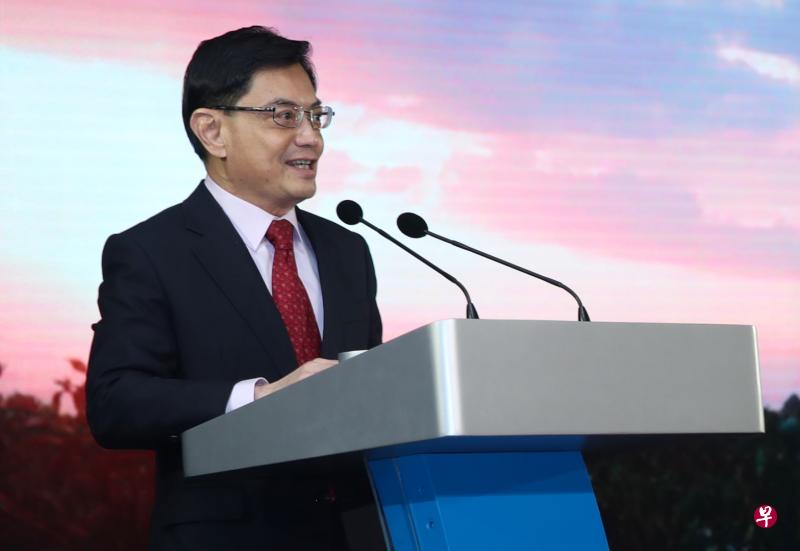 副总理兼财政部长王瑞杰在翱兰国际30周年晚宴上致辞时,呼吁与会者更积极采纳科技,以加快转型和提高业务效率。(通讯及新闻部提供) 副总理兼财政部长王瑞杰在翱兰国际30周年晚宴上致辞时,呼吁与会者更积极采纳科技,以加快转型和提高业务效率。(通讯及新闻部提供)