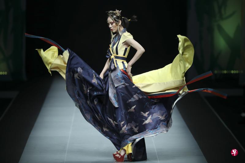 张义超的竹纤维时装,以竹纤维面料为本。(中新社) 张义超的竹纤维时装,以竹纤维面料为本。(中新社)