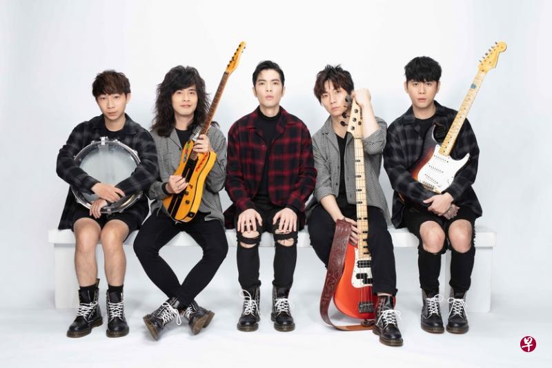 狮子乐团新专辑主视觉以黑白为基调,宣传服也改成简单款。(华纳唱片提供) 狮子乐团新专辑主视觉以黑白为基调,宣传服也改成简单款。(华纳唱片提供)