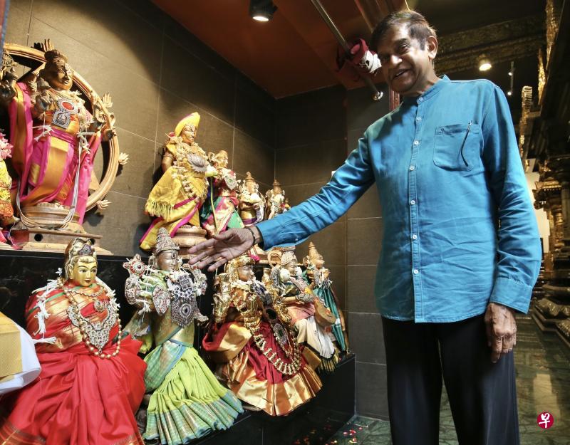 克里斯南印度庙主席斯瓦说,身穿红色纱丽的观音像(左一)每逢农历初一和十五会被安置在特制的秋千宝座上,供华人信徒膜拜。(邬福梁摄) 克里斯南印度庙主席斯瓦说,身穿红色纱丽的观音像(左一)每逢农历初一和十五会被安置在特制的秋千宝座上,供华人信徒膜拜。(邬福梁摄)