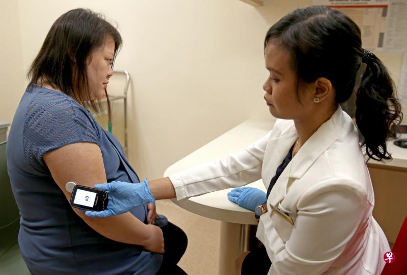 竹脚妇幼医院和淡马锡基金会展开新试验计划,让孕妇身上佩戴血糖测量器,病人或护士只要用阅读器扫描,就能获取过去八小时的血糖水平记录。(陈佩敏摄) 竹脚妇幼医院和淡马锡基金会展开新试验计划,让孕妇身上佩戴血糖测量器,病人或护士只要用阅读器扫描,就能获取过去八小时的血糖水平记录。(陈佩敏摄)