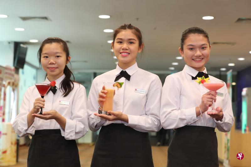 今年调制无酒精鸡尾酒比赛的亚军丁子茵(左起)、冠军周瀛淑和季军李彦萱,开心地展示得奖作品。(海峡时报) 今年调制无酒精鸡尾酒比赛的亚军丁子茵(左起)、冠军周瀛淑和季军李彦萱,开心地展示得奖作品。(海峡时报)