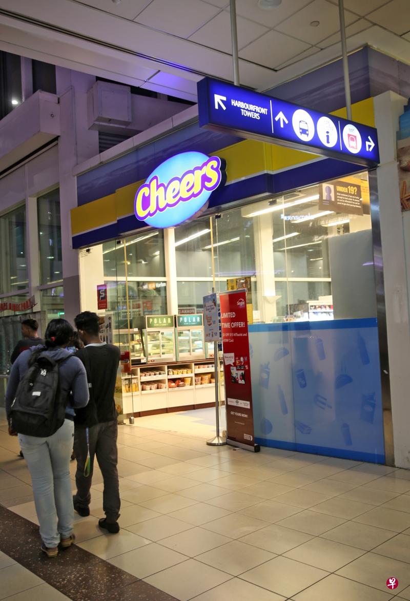 事发地点是在一家位于港湾中心的便利店。 事发地点是在一家位于港湾中心的便利店。