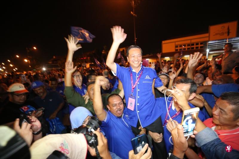 国阵马华候选人黄日昇在这场备受瞩目的补选中,以1万5086张多数票击败希盟土著团结党候选人卡敏,再次当选丹绒比艾国会议员。(唐家鸿摄) 国阵马华候选人黄日昇在这场备受瞩目的补选中,以1万5086张多数票击败希盟土著团结党候选人卡敏,再次当选丹绒比艾国会议员。(唐家鸿摄)