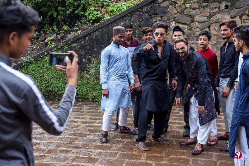 在孟买一处公园的一角,两名网红和他们的支持者正在制作抖音视频。(法新社) 在孟买一处公园的一角,两名网红和他们的支持者正在制作抖音视频。(法新社)