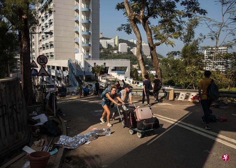 不少留港的外地学生撤离校园。(互联网) 不少留港的外地学生撤离校园。(互联网)