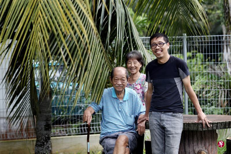 本地艺术家杨子强在新加坡、台湾两地授课,但每周必越过长堤回到柔佛笨珍探望父母。他坚持把“回家陪父母吃饭”排入忙碌琐碎的日常,不想让自己日后有遗憾,或有恨。 本地艺术家杨子强在新加坡、台湾两地授课,但每周必越过长堤回到柔佛笨珍探望父母。他坚持把“回家陪父母吃饭”排入忙碌琐碎的日常,不想让自己日后有遗憾,或有恨。