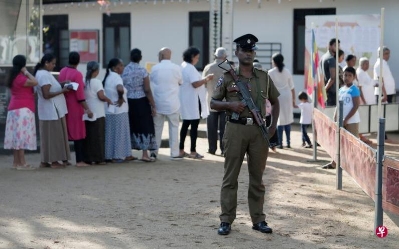 斯里兰卡选民昨天排队投选总统。图为首都科伦坡,荷枪实弹的警员在各个投票站戒备。(路透社) 斯里兰卡选民昨天排队投选总统。图为首都科伦坡,荷枪实弹的警员在各个投票站戒备。(路透社)