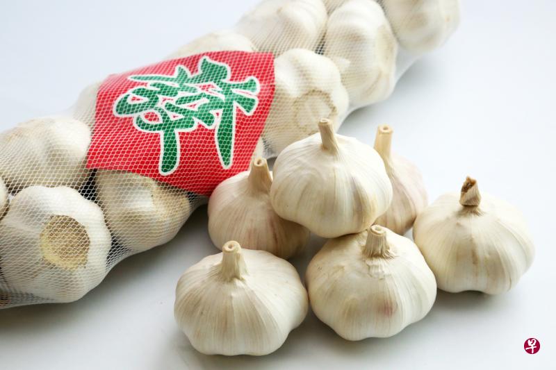 从中国来的蒜头经加工和包装成了本地制造，受访食品业者表关注认为食品标签应更透明，新加坡食品局指出只有在本地制造的食品，才被称为本地产品。（海峡时报星期刊） 