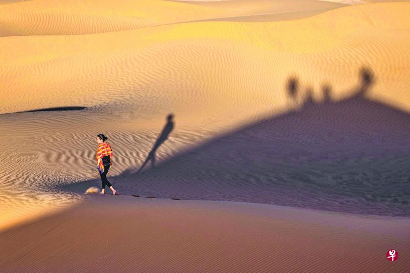 沙丘中的人与影,实与虚。 沙丘中的人与影,实与虚。
