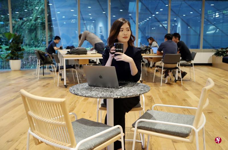 The Ordinary Co创办人李妍蔚现在可随时到WeWork设在市区的不同办公空间工作,善用开会和活动之间的空当,更有效办公。(饶进礼摄) The Ordinary Co创办人李妍蔚现在可随时到WeWork设在市区的不同办公空间工作,善用开会和活动之间的空当,更有效办公。(饶进礼摄)