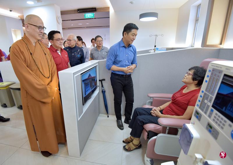 马林百列集选区议员、国会议长陈川仁为福海-全国肾脏基金会洗肾中心主持开幕仪式后,在福海禅寺住持释明义法师(左一)和全国肾脏基金会执行委员兼董事邢尊尼(左二)的陪同下,参观新设施,并与患者交流。 马林百列集选区议员、国会议长陈川仁为福海-全国肾脏基金会洗肾中心主持开幕仪式后,在福海禅寺住持释明义法师(左一)和全国肾脏基金会执行委员兼董事邢尊尼(左二)的陪同下,参观新设施,并与患者交流。