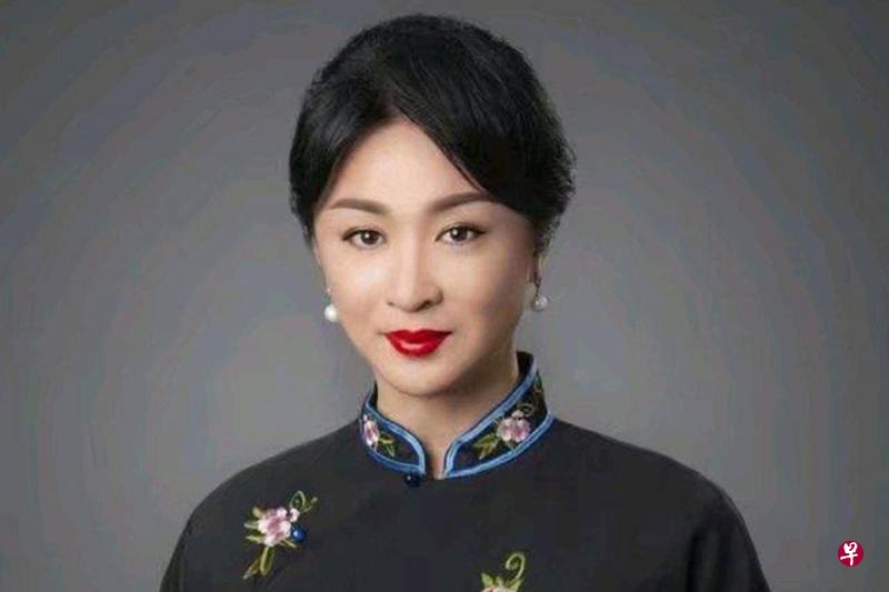 拥有服装品牌“金大班的旗袍”的金星说,旗袍用两片布把女人的线条全勾勒出来,在裁剪上是一个突飞的大革命。(互联网) 拥有服装品牌“金大班的旗袍”的金星说,旗袍用两片布把女人的线条全勾勒出来,在裁剪上是一个突飞的大革命。(互联网)