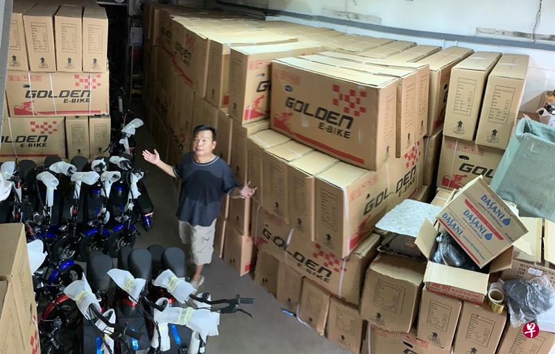 梁福成仓库中的约370辆电板车无人要买。(曾美玲摄) 梁福成仓库中的约370辆电板车无人要买。(曾美玲摄)