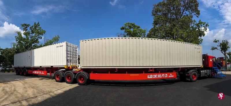 “双段”拖车(B-double)全长27.5米,车厢上各处装置共九架摄像头,避免各种视角盲区。同时,车尾的感应装置,会在行人太过接近拖车时发出警报,提醒避让。(叶振忠摄) “双段”拖车(B-double)全长27.5米,车厢上各处装置共九架摄像头,避免各种视角盲区。同时,车尾的感应装置,会在行人太过接近拖车时发出警报,提醒避让。(叶振忠摄)