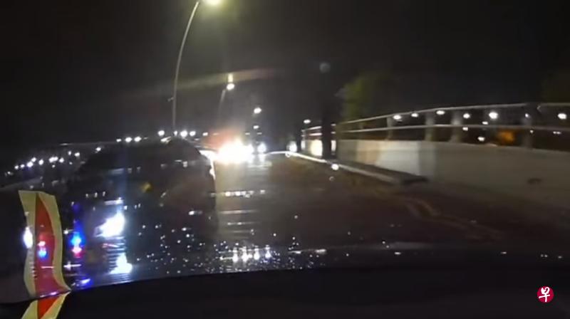 一辆奥迪亮出红蓝色的警示灯,这种警示灯的灯光貌似警车,被奥迪用于警告前方车辆让路给它。(互联网) 一辆奥迪亮出红蓝色的警示灯,这种警示灯的灯光貌似警车,被奥迪用于警告前方车辆让路给它。(互联网)