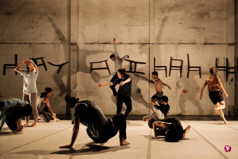 舞人舞团的“Hollow Body Lab”去年在马来西亚巴生市的一座停用的钢厂里公演。(Joie Koo摄) 舞人舞团的“Hollow Body Lab”去年在马来西亚巴生市的一座停用的钢厂里公演。(Joie Koo摄)