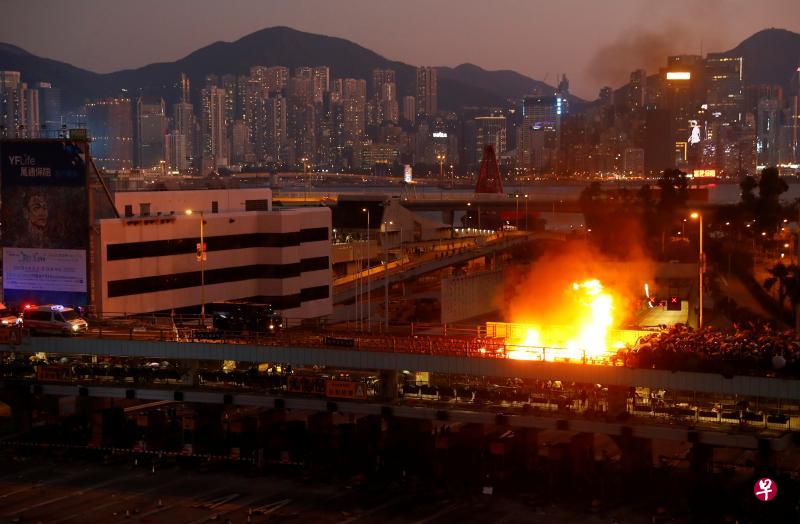 香港政务司司长张建宗昨天指出,来临星期日举行的区议会选举可能因骚乱而延后,呼吁激进示威者立即停止所有暴力。图为香港警察昨晚在红磡过海隧道附近的尖东桥上对峙。(路透社) 香港政务司司长张建宗昨天指出,来临星期日举行的区议会选举可能因骚乱而延后,呼吁激进示威者立即停止所有暴力。图为香港警察昨晚在红磡过海隧道附近的尖东桥上对峙。(路透社)
