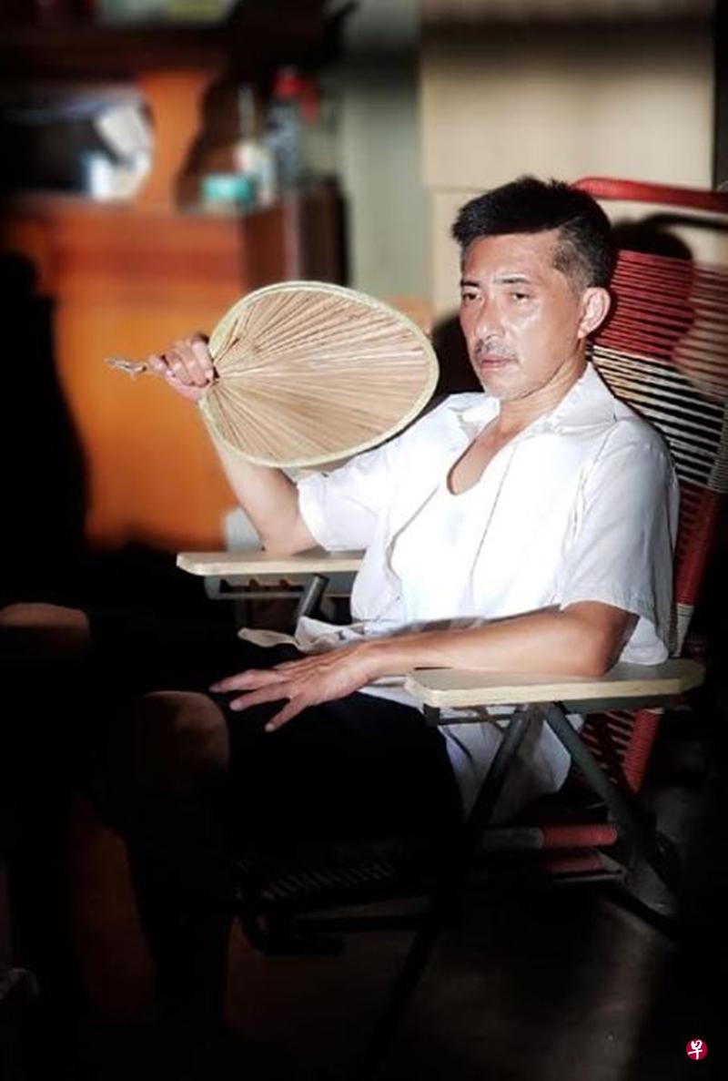 陈传之在《剃头》中的“爸爸”造型。(受访者提供) 陈传之在《剃头》中的“爸爸”造型。(受访者提供)