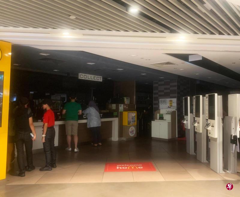 民防部队出动至少3辆消防车及多名民防人员到场。 民防部队出动至少3辆消防车及多名民防人员到场。