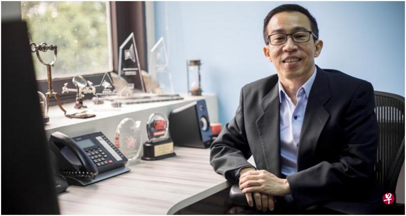 郑有坚1998年在新加坡创办了北京101生发中心,去年决定开办商业辅导诊所,帮助有意创业者少走冤枉路。(特约林琬清摄影) 郑有坚1998年在新加坡创办了北京101生发中心,去年决定开办商业辅导诊所,帮助有意创业者少走冤枉路。(特约林琬清摄影)