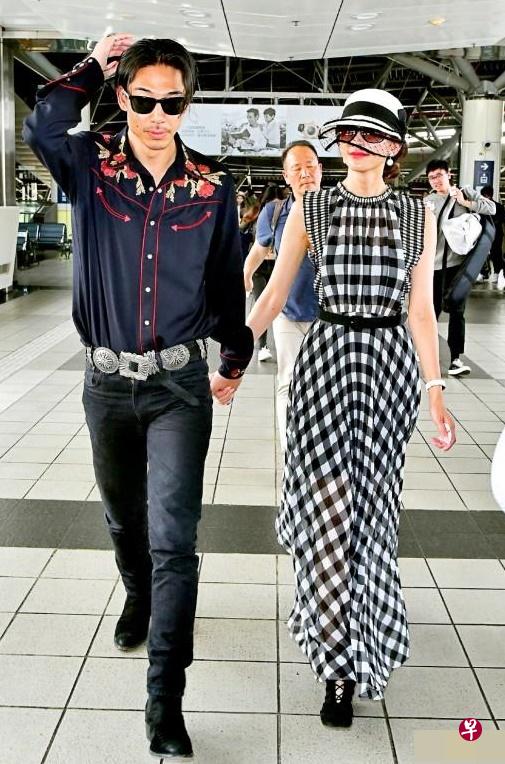 Akira穿着帅气,紧牵林志玲的手回台北。(互联网) Akira穿着帅气,紧牵林志玲的手回台北。(互联网)