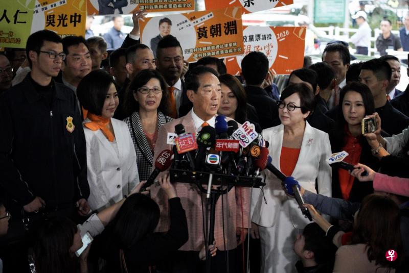 亲民党主席宋楚瑜(中)昨天上午与副手搭档余湘( 右二)前往中央选举委员会登记成为总统、副总统候选人。可能获亲民党提名为不分区立委的鸿海集团创办人郭台铭幕僚刘宥彤 (右一),也现身表达支持。(黄顺杰摄) 亲民党主席宋楚瑜(中)昨天上午与副手搭档余湘( 右二)前往中央选举委员会登记成为总统、副总统候选人。可能获亲民党提名为不分区立委的鸿海集团创办人郭台铭幕僚刘宥彤 (右一),也现身表达支持。(黄顺杰摄)