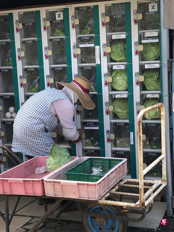 东京菜农巧用储物柜,便捷安全地售卖蔬菜。(符祝慧摄) 东京菜农巧用储物柜,便捷安全地售卖蔬菜。(符祝慧摄)