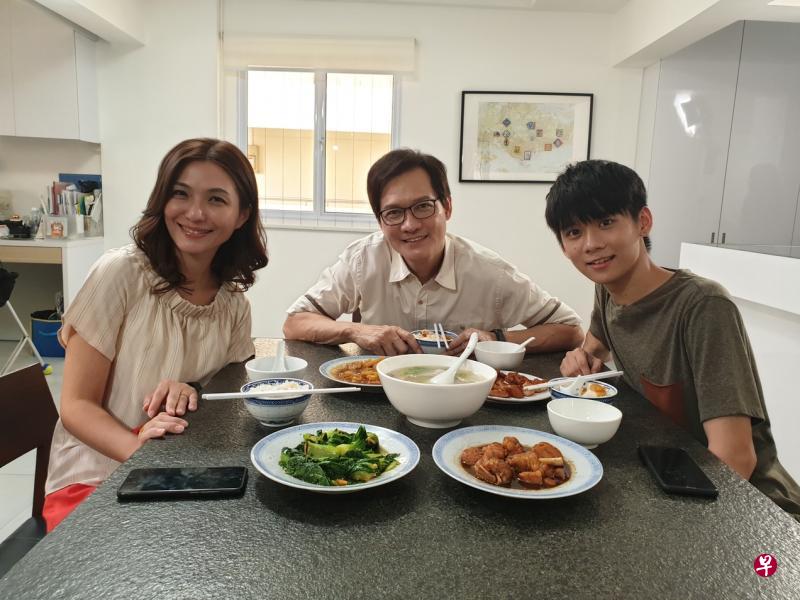 宏荣(图中)和赖怡伶(图左)合拍新都市狂想剧。(宏荣提供) 宏荣(图中)和赖怡伶(图左)合拍新都市狂想剧。(宏荣提供)